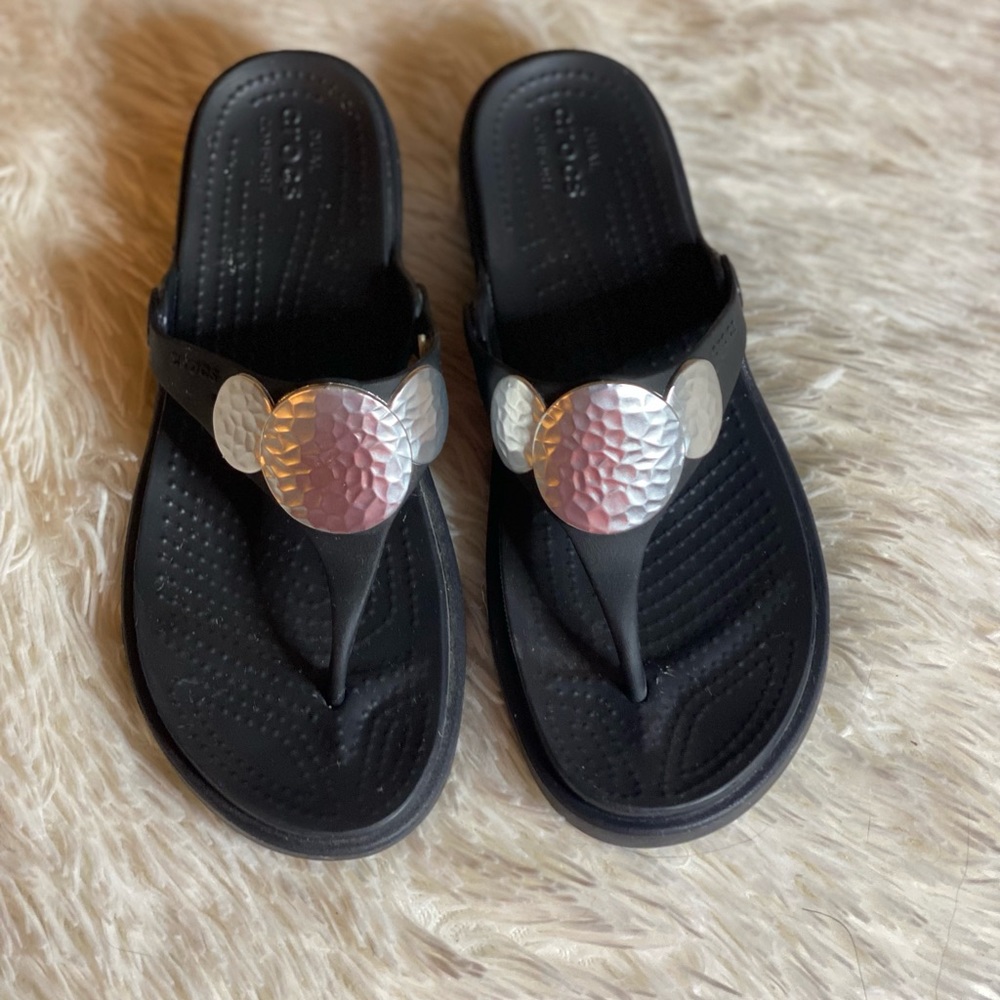 CROCS Sanrah hammered medallion wedge women’s sandals size 8 like new!